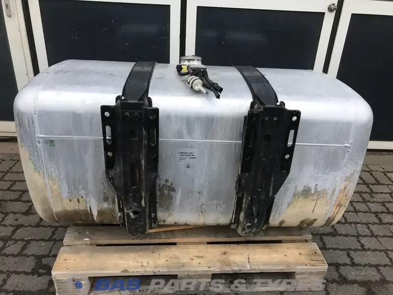 Mercedes-Benz  - Depósito de combustible para Camión: foto 3 Mercedes-Benz  - Depósito de combustible para Camión: foto 3