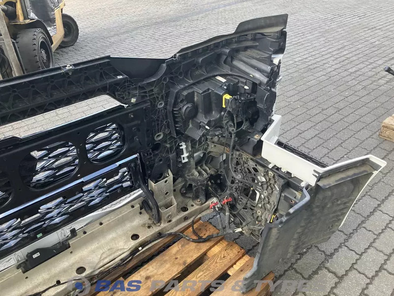 Renault T-Serie Evolution Bumper Renault 7423645386 - Parachoques para Camión: foto 4 Renault T-Serie Evolution Bumper Renault 7423645386 - Parachoques para Camión: foto 4