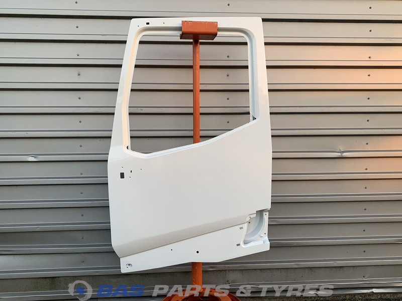 Renault T-Serie Portier Links Renault 7482702620 - Puerta y piezas para Camión: foto 1 Renault T-Serie Portier Links Renault 7482702620 - Puerta y piezas para Camión: foto 1