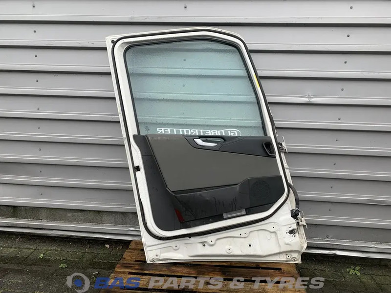 Volvo FH4 Portier Links Volvo 82183078 - Puerta y piezas para Camión: foto 2 Volvo FH4 Portier Links Volvo 82183078 - Puerta y piezas para Camión: foto 2