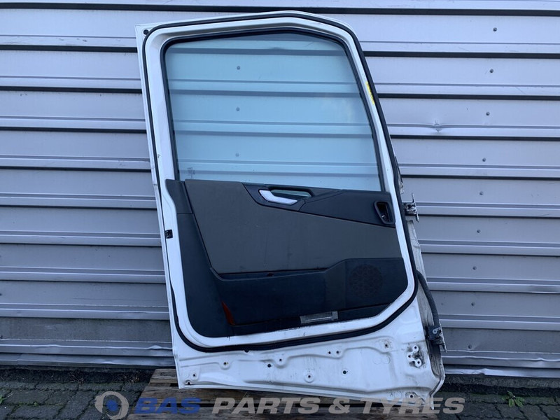 Volvo FH4 Portier Links Volvo 82183078 - Puerta y piezas para Camión: foto 1 Volvo FH4 Portier Links Volvo 82183078 - Puerta y piezas para Camión: foto 1