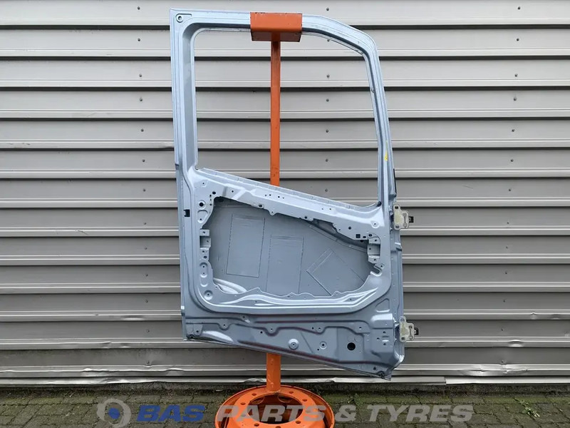 Volvo FH4 Portier Links Volvo 82183078 - Puerta y piezas para Camión: foto 2 Volvo FH4 Portier Links Volvo 82183078 - Puerta y piezas para Camión: foto 2