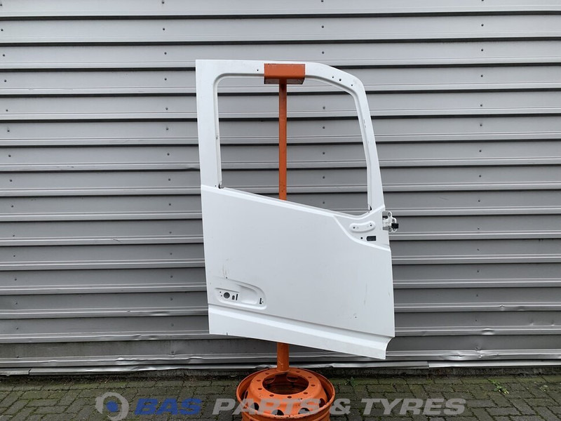 Volvo FH4 Portier Rechts Volvo 82183386 - Puerta y piezas para Camión: foto 1 Volvo FH4 Portier Rechts Volvo 82183386 - Puerta y piezas para Camión: foto 1