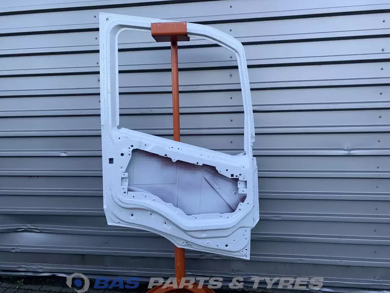 Volvo FM5 Portier Links Volvo 84232860 - Puerta y piezas para Camión: foto 2 Volvo FM5 Portier Links Volvo 84232860 - Puerta y piezas para Camión: foto 2