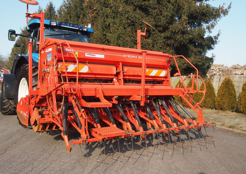 Agregat uprawowo-siewny Kuhn Kuhn HRB302D I INTEGRA 3000 2002 Brona wirowa + siewnik KUHN agregat uprawowo-siewny 3m - Combinado de siembra: foto 2 Agregat uprawowo-siewny Kuhn Kuhn HRB302D I INTEGRA 3000 2002 Brona wirowa + siewnik KUHN agregat uprawowo-siewny 3m - Combinado de siembra: foto 2