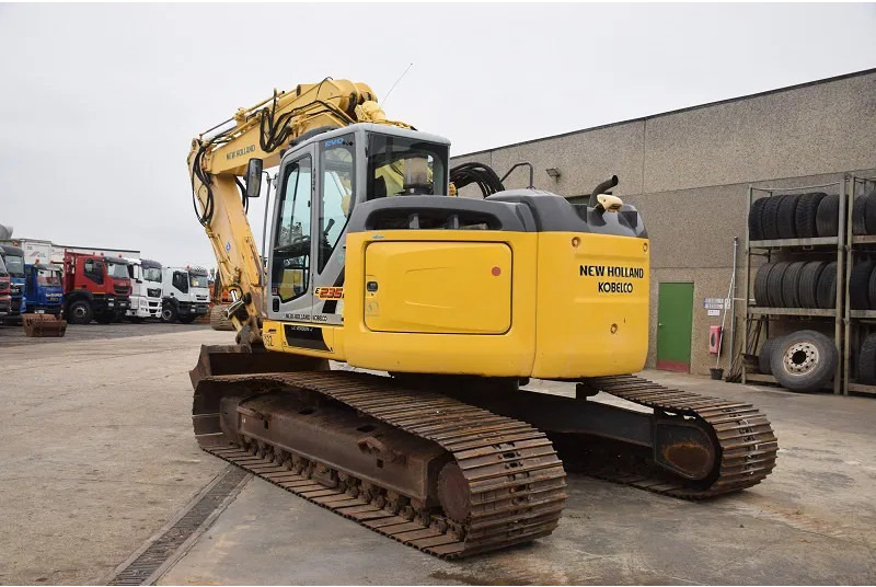New Holland Kobelco E235B SR-LCT - Excavadora de cadenas: foto 2 New Holland Kobelco E235B SR-LCT - Excavadora de cadenas: foto 2