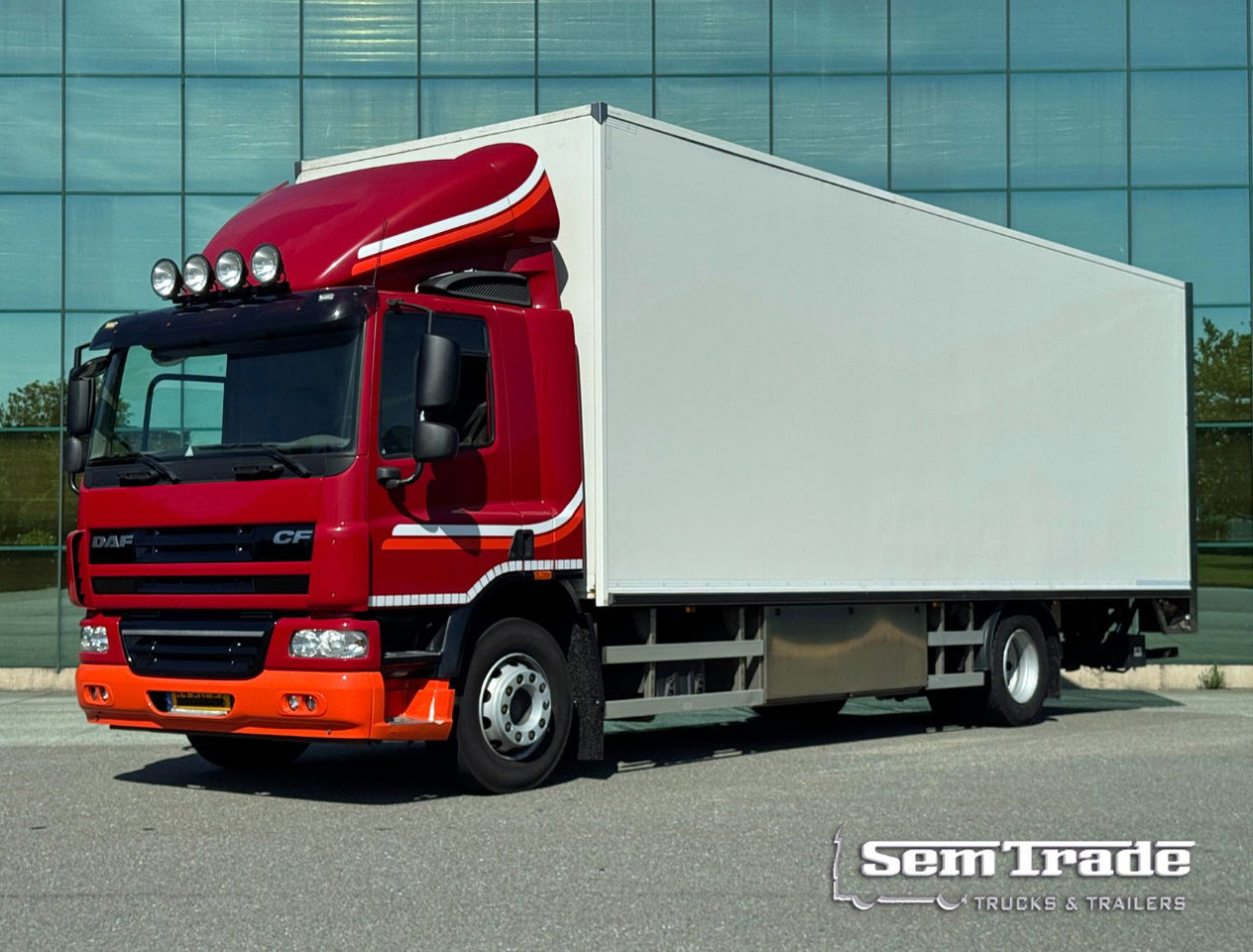 DAF CF 75.310 Isolated BOX Hard Wooden Floor 900 x 250 x 276 CM Inside Heating System Plants Flower Truck From Holland - Camión caja cerrada: foto 1 DAF CF 75.310 Isolated BOX Hard Wooden Floor 900 x 250 x 276 CM Inside Heating System Plants Flower Truck From Holland - Camión caja cerrada: foto 1
