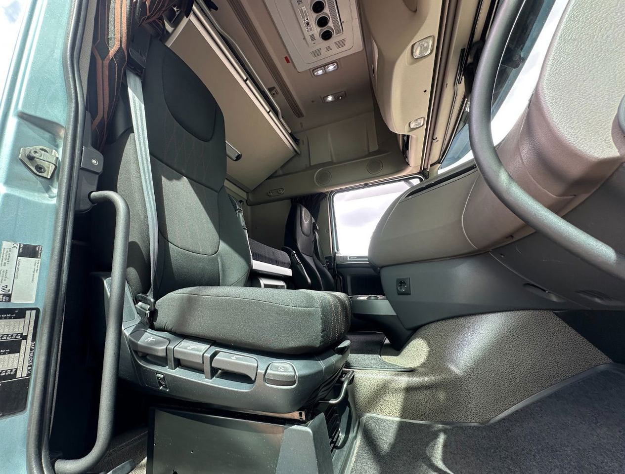 Camión chasis DAF XF 480 FAR SSC Euro 6 978.000 KM Park Airco 2X Tanks TOP Condition: foto 14 Camión chasis DAF XF 480 FAR SSC Euro 6 978.000 KM Park Airco 2X Tanks TOP Condition: foto 14