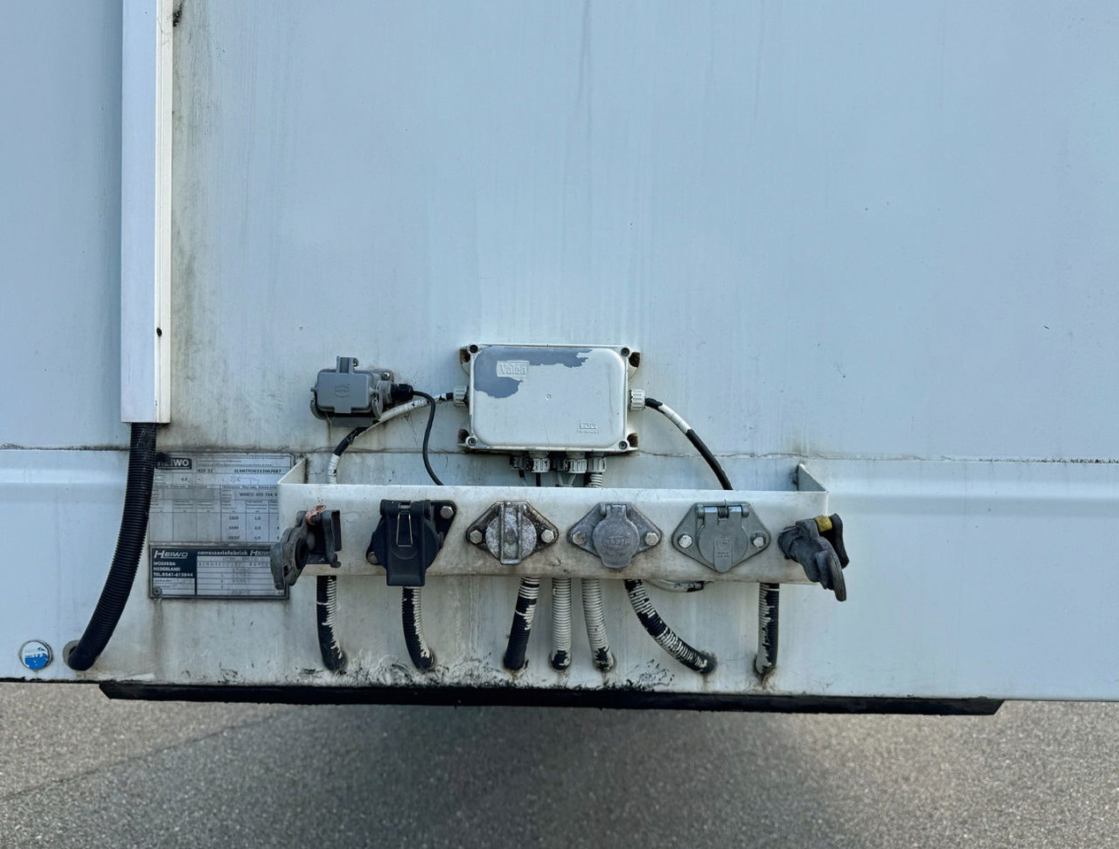 Semirremolque caja cerrada HTF 2-AS Heiwo 1240 x 250 x 272 CM Inwendig Stuuras Laadklep APK TOT 07-2026: foto 12 Semirremolque caja cerrada HTF 2-AS Heiwo 1240 x 250 x 272 CM Inwendig Stuuras Laadklep APK TOT 07-2026: foto 12