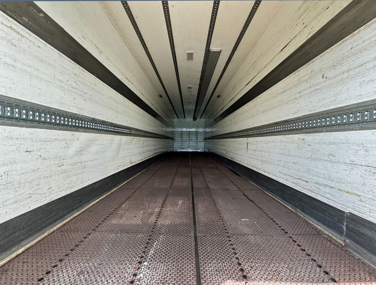 Semirremolque caja cerrada HTF 2-AS Heiwo 1240 x 250 x 272 CM Inwendig Stuuras Laadklep APK TOT 07-2026: foto 8 Semirremolque caja cerrada HTF 2-AS Heiwo 1240 x 250 x 272 CM Inwendig Stuuras Laadklep APK TOT 07-2026: foto 8