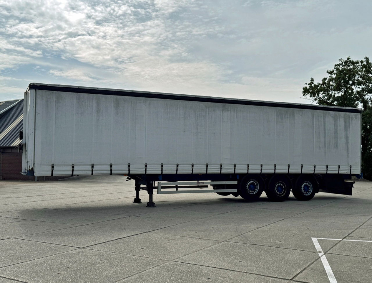 Renders 3 Axle Disc Brakes Lift Axle Nice Chassis Wooden Floor Sliding Roof - Semirremolque lona: foto 2 Renders 3 Axle Disc Brakes Lift Axle Nice Chassis Wooden Floor Sliding Roof - Semirremolque lona: foto 2