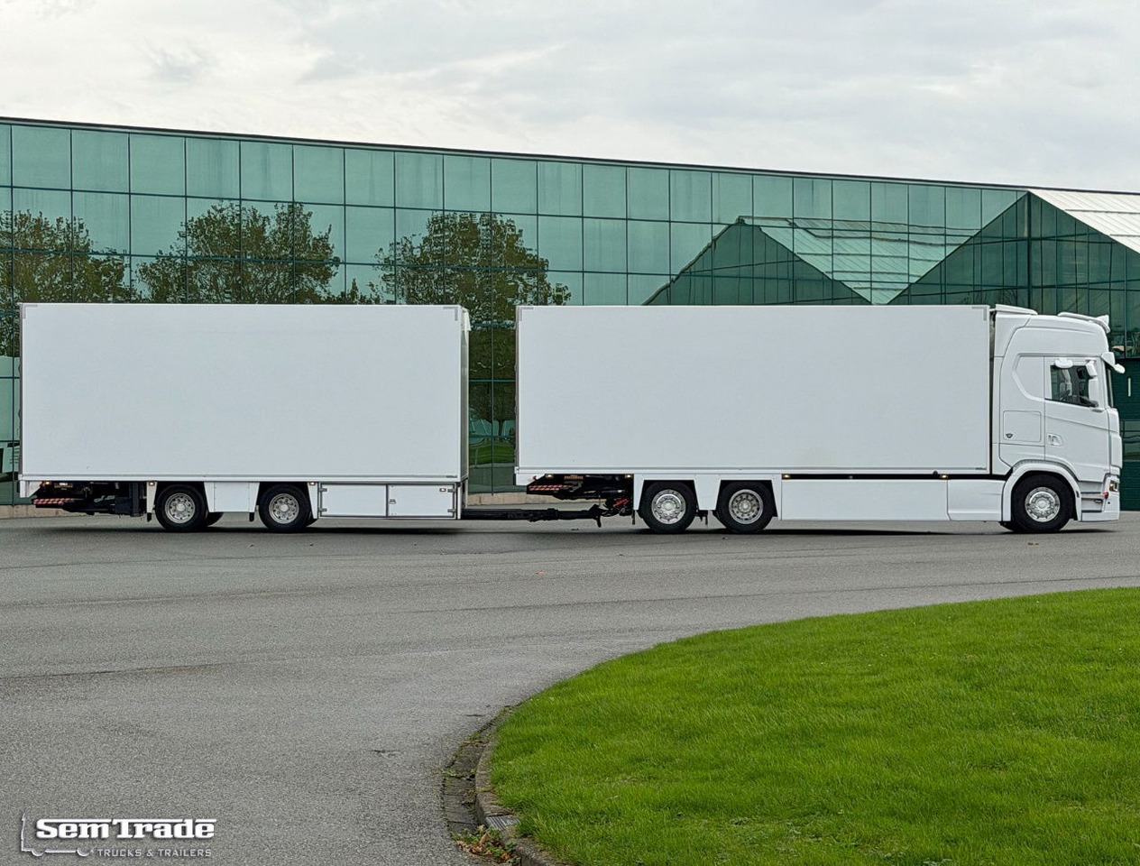 Scania S660 V8 Retarder Full Options 50CC VAN Beurden Boxes 2x Lift Super Condition - Camión frigorífico: foto 5 Scania S660 V8 Retarder Full Options 50CC VAN Beurden Boxes 2x Lift Super Condition - Camión frigorífico: foto 5