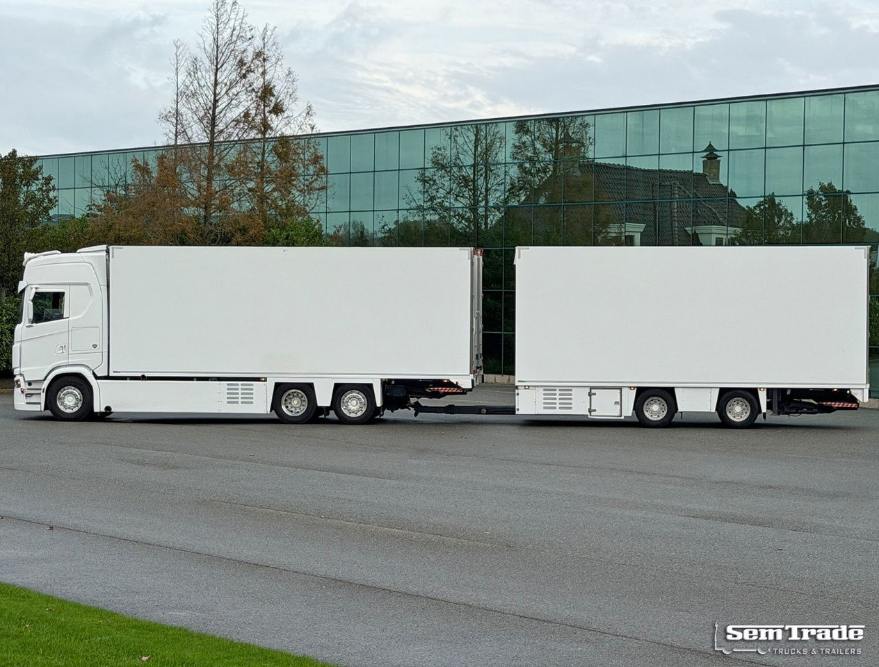 Scania S660 V8 Retarder Full Options 50CC VAN Beurden Boxes 2x Lift Super Condition - Camión frigorífico: foto 2 Scania S660 V8 Retarder Full Options 50CC VAN Beurden Boxes 2x Lift Super Condition - Camión frigorífico: foto 2