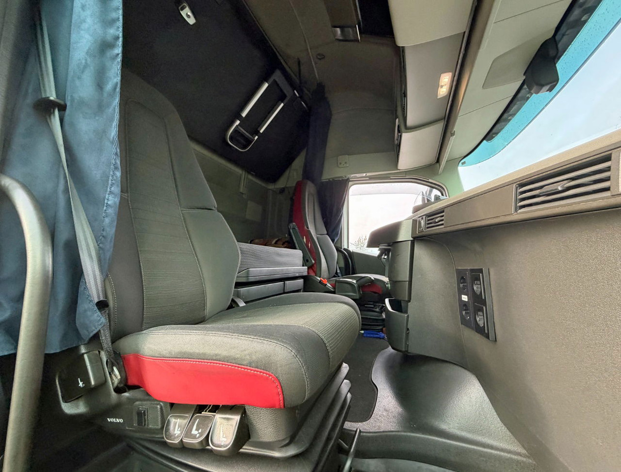 Camión frigorífico Volvo FH 13.460 I-Park Cool Themo King UT-800 VAN Beurden BOX Tail Lift TOP Condition NL-Truck: foto 13 Camión frigorífico Volvo FH 13.460 I-Park Cool Themo King UT-800 VAN Beurden BOX Tail Lift TOP Condition NL-Truck: foto 13