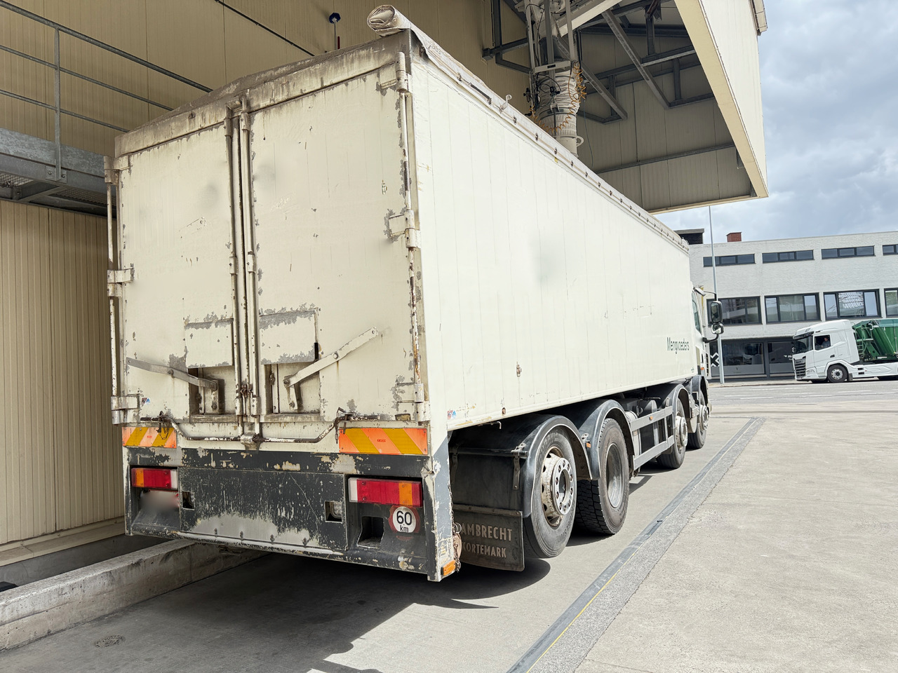 DAF 410 8X2 TIPPER, blowing system, compressor, compartments - Camión volquete: foto 4 DAF 410 8X2 TIPPER, blowing system, compressor, compartments - Camión volquete: foto 4