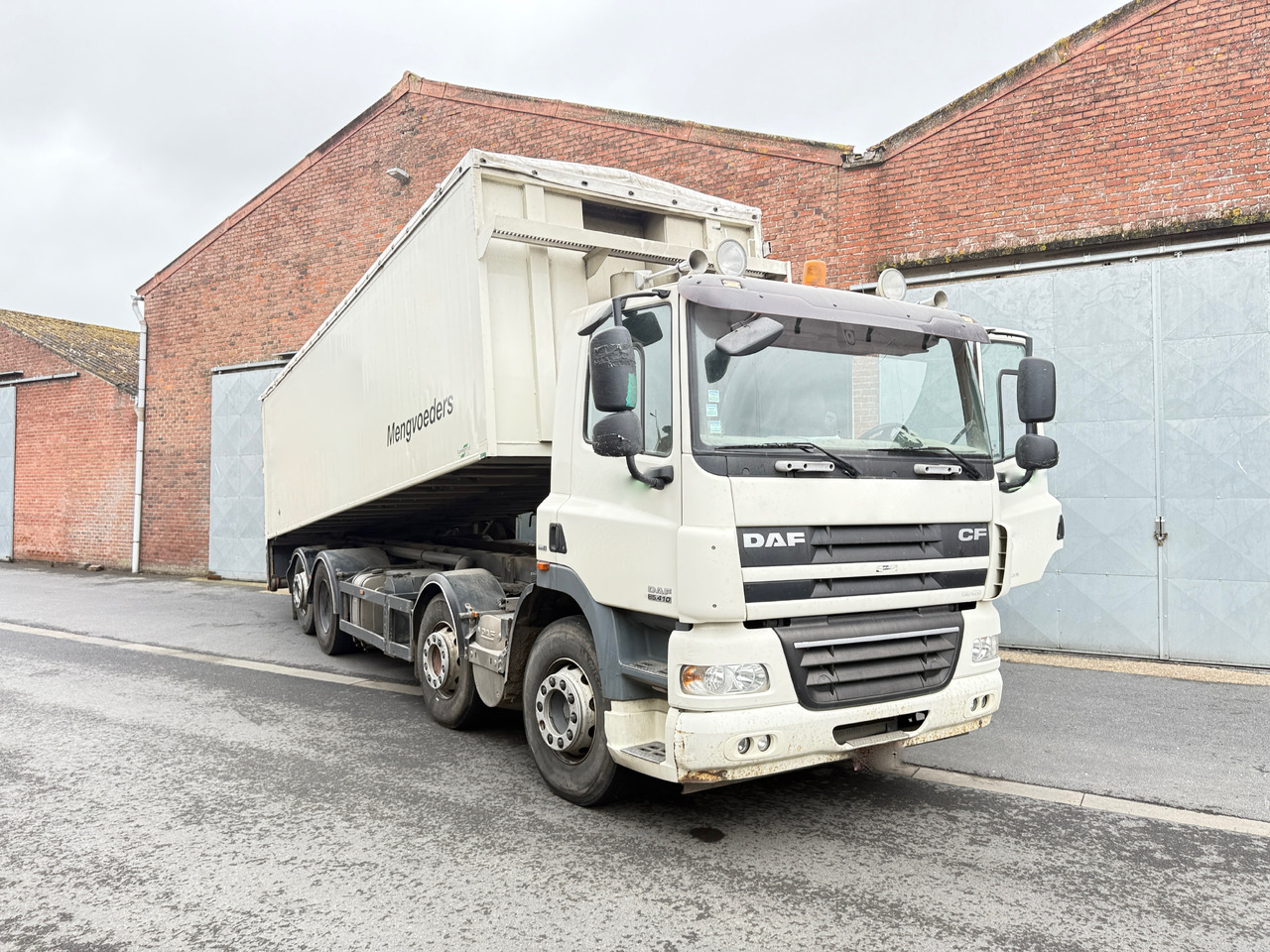 DAF 410 8X2 TIPPER, blowing system, compressor, compartments - Camión volquete: foto 2 DAF 410 8X2 TIPPER, blowing system, compressor, compartments - Camión volquete: foto 2
