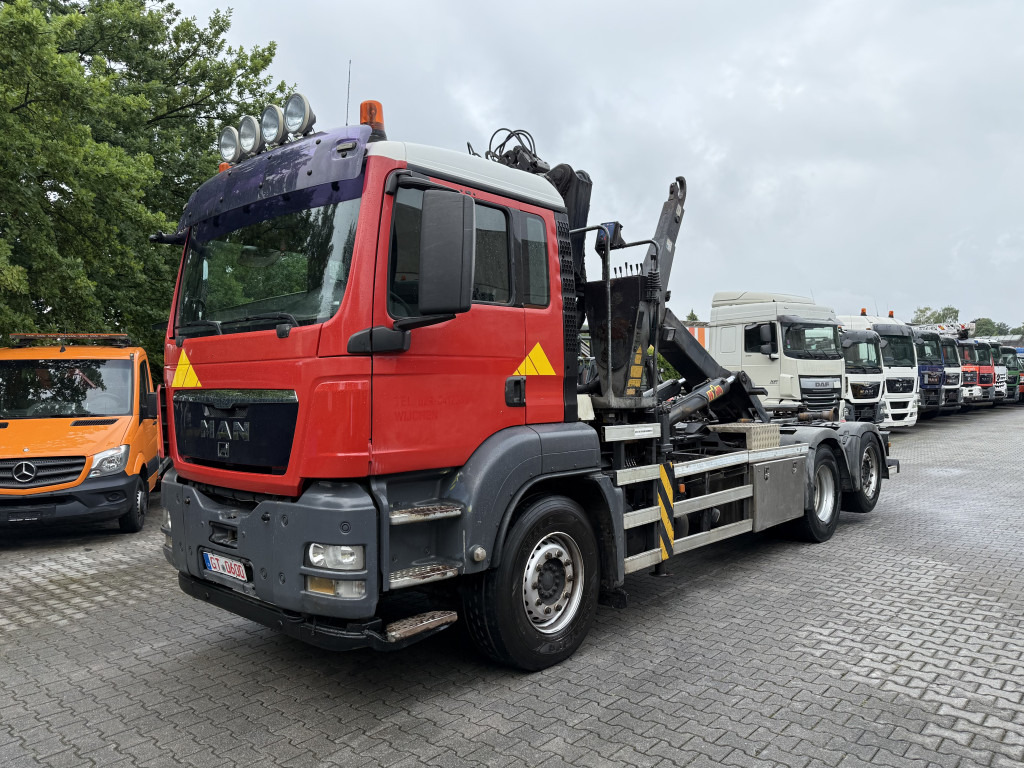 MAN TGS 26.360 6X2 Haken mit Kran HMF 1643Z - Camión multibasculante, Camión grúa: foto 1 MAN TGS 26.360 6X2 Haken mit Kran HMF 1643Z - Camión multibasculante, Camión grúa: foto 1