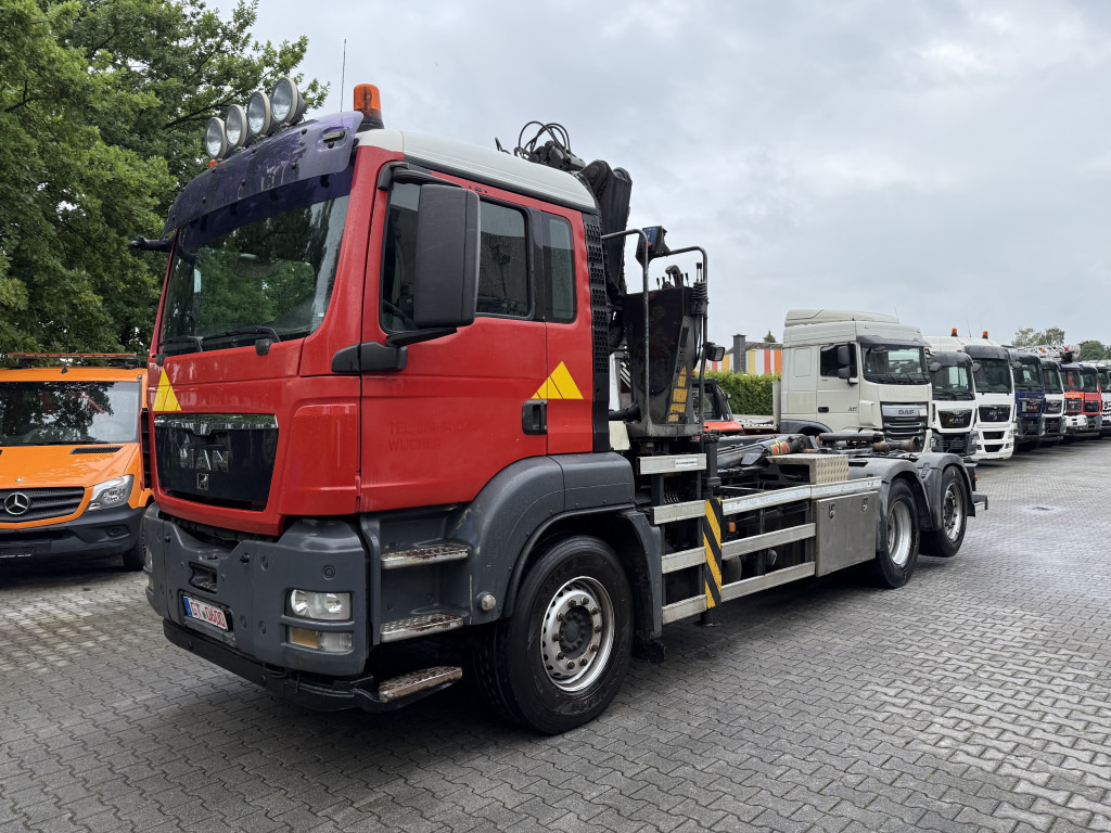 MAN TGS 26.360 6X2 Haken mit Kran HMF 1643Z - Camión multibasculante, Camión grúa: foto 1 MAN TGS 26.360 6X2 Haken mit Kran HMF 1643Z - Camión multibasculante, Camión grúa: foto 1