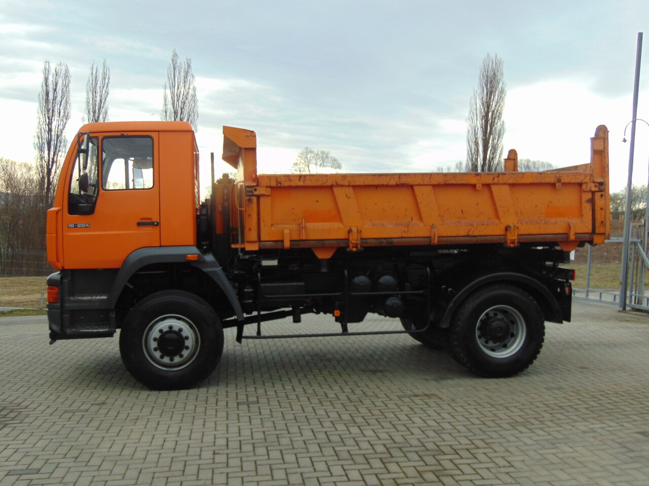 MAN 18-224 4x4 KIPER - Camión volquete: foto 5 MAN 18-224 4x4 KIPER - Camión volquete: foto 5