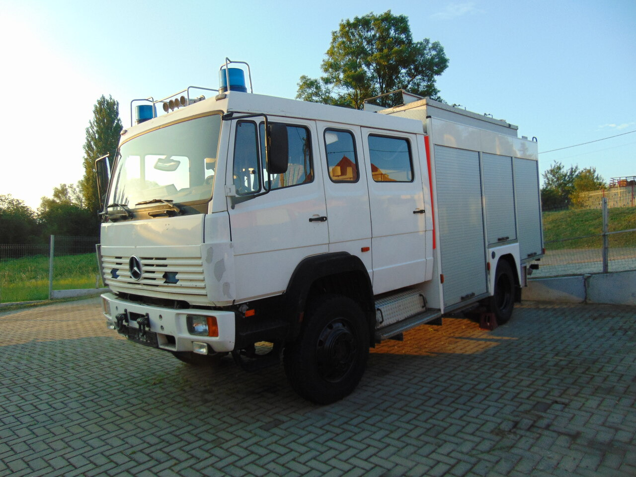 MERCEDES-BENZ 1124AF 4x4 MAGIRUS - Camión de bomberos: foto 1 MERCEDES-BENZ 1124AF 4x4 MAGIRUS - Camión de bomberos: foto 1