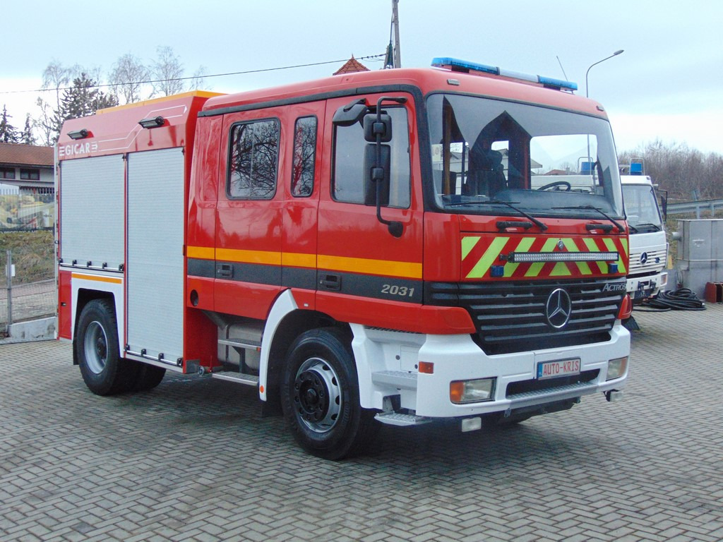 MERCEDES-BENZ Actros 2031 V8 GICAR - Camión de bomberos: foto 2 MERCEDES-BENZ Actros 2031 V8 GICAR - Camión de bomberos: foto 2