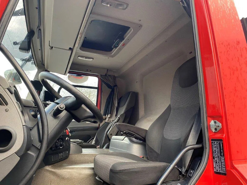Foto del interior 1: Cabeza tractora DAF CF400 / GERMAN TRUCK / DEB / ACC / LWDS / AIRCO / ONLY:698572 KM / AUTOMATIC / EURO-6 / 2016