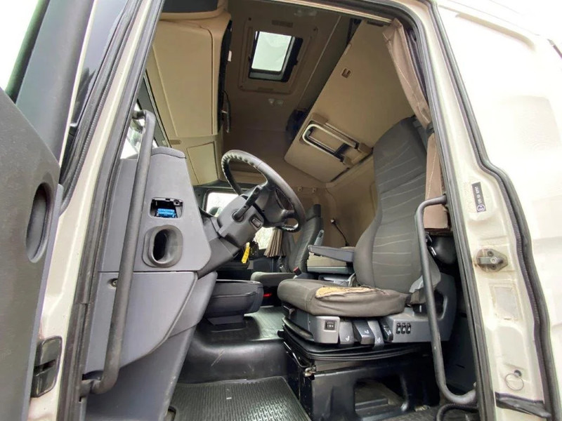 Foto del interior 2: Cabeza tractora Scania R400 / RETARDER / DOUBLE TANK / AUTOMATIC / PARKCOOL / EURO-5 / 2010