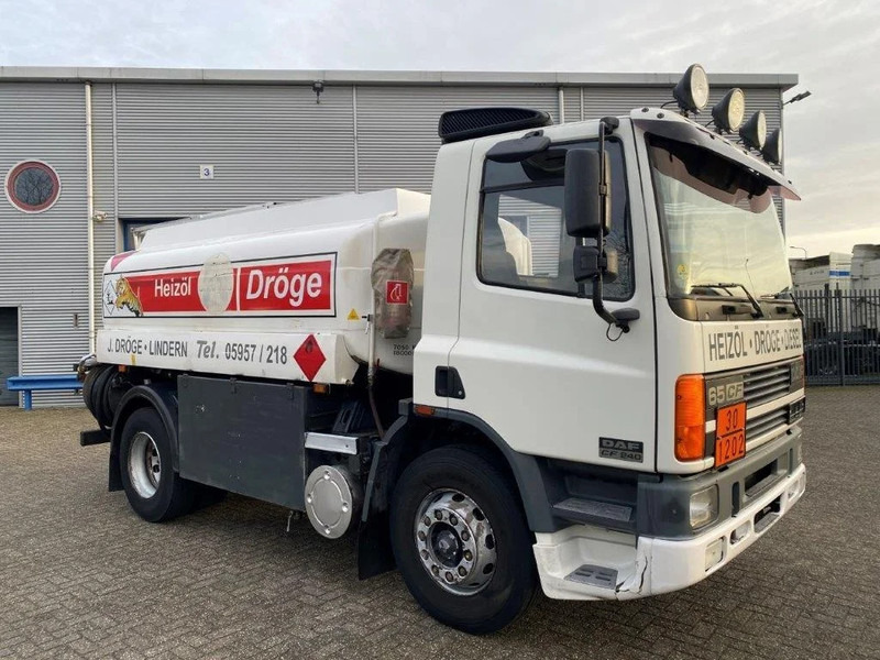 DAF 65CF-240 / FULL STEEL / POMP / 3 COMPARTIMENTS / 8350 LITER / ONLY:25969 KM / EURO-2 / MANUAL / GOOD CONDITION - Camión cisterna: foto 2 DAF 65CF-240 / FULL STEEL / POMP / 3 COMPARTIMENTS / 8350 LITER / ONLY:25969 KM / EURO-2 / MANUAL / GOOD CONDITION - Camión cisterna: foto 2