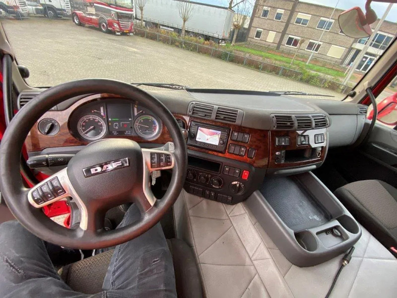 Foto del interior 2: Camión caja cerrada DAF CF400 / CURTAIN SAILS / BIG PLATFORM 2500 KG / DEB / NAVI / FULL-AIR / LWDS / ACC / AUTOMATIC / EURO-6 / 2015