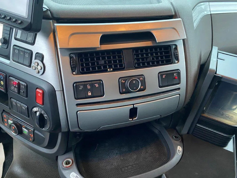 Camión multibasculante DAF XF106-530 8X2 / AJK HOOKLIFT 25000KG / 9 TON FRONT AXLE / NAVI / ONLY:612482 KM / SSC / AUTOMATIC / EURO-6 / 2019: foto 19