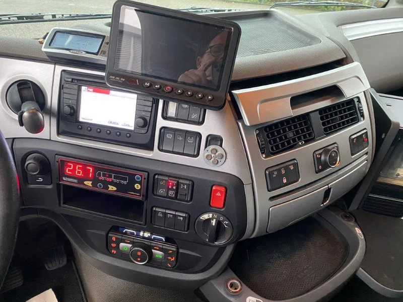 Camión multibasculante DAF XF106-530 8X2 / AJK HOOKLIFT 25000KG / 9 TON FRONT AXLE / NAVI / ONLY:612482 KM / SSC / AUTOMATIC / EURO-6 / 2019: foto 18