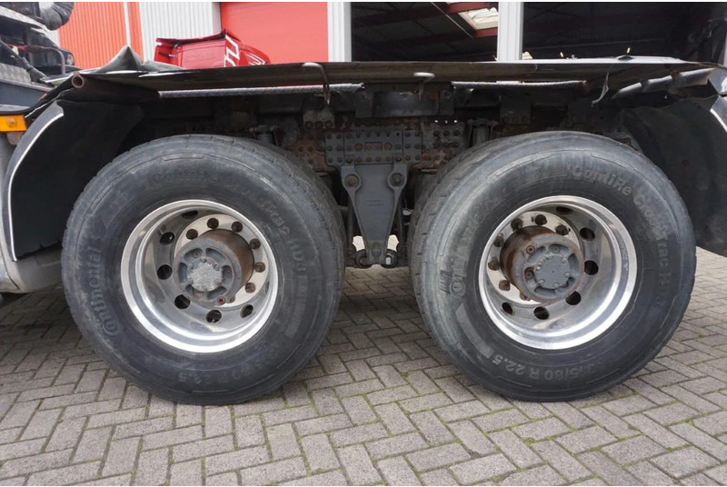 Foto del interior 1: Camión forestal, Camión grúa Volvo FH16-750 / ENGINE RUNNING / 6x4 / RETARDER / BIG AXLE / VEB+ / PALFINGER FD250 / EURO-6 / 2016