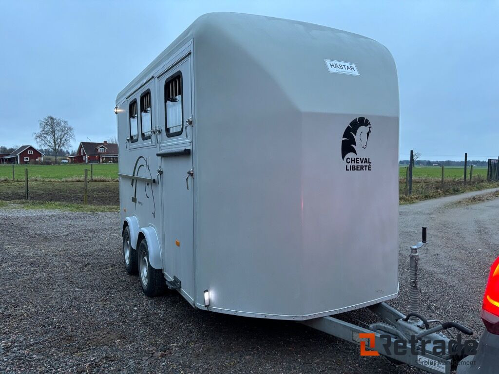 Hästtransport 3 hästars med Fronturlastning , combi ramp, stor sadelkammare - Remolque para caballos: foto 5 Hästtransport 3 hästars med Fronturlastning , combi ramp, stor sadelkammare - Remolque para caballos: foto 5