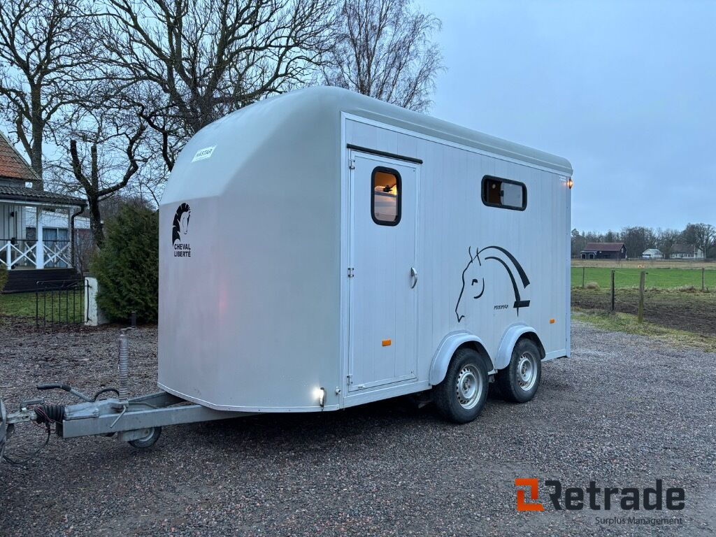 Hästtransport 3 hästars med Fronturlastning , combi ramp, stor sadelkammare - Remolque para caballos: foto 4 Hästtransport 3 hästars med Fronturlastning , combi ramp, stor sadelkammare - Remolque para caballos: foto 4