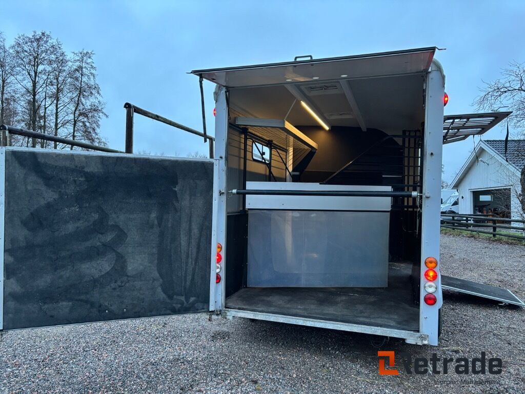 Hästtransport 3 hästars med Fronturlastning , combi ramp, stor sadelkammare - Remolque para caballos: foto 3 Hästtransport 3 hästars med Fronturlastning , combi ramp, stor sadelkammare - Remolque para caballos: foto 3