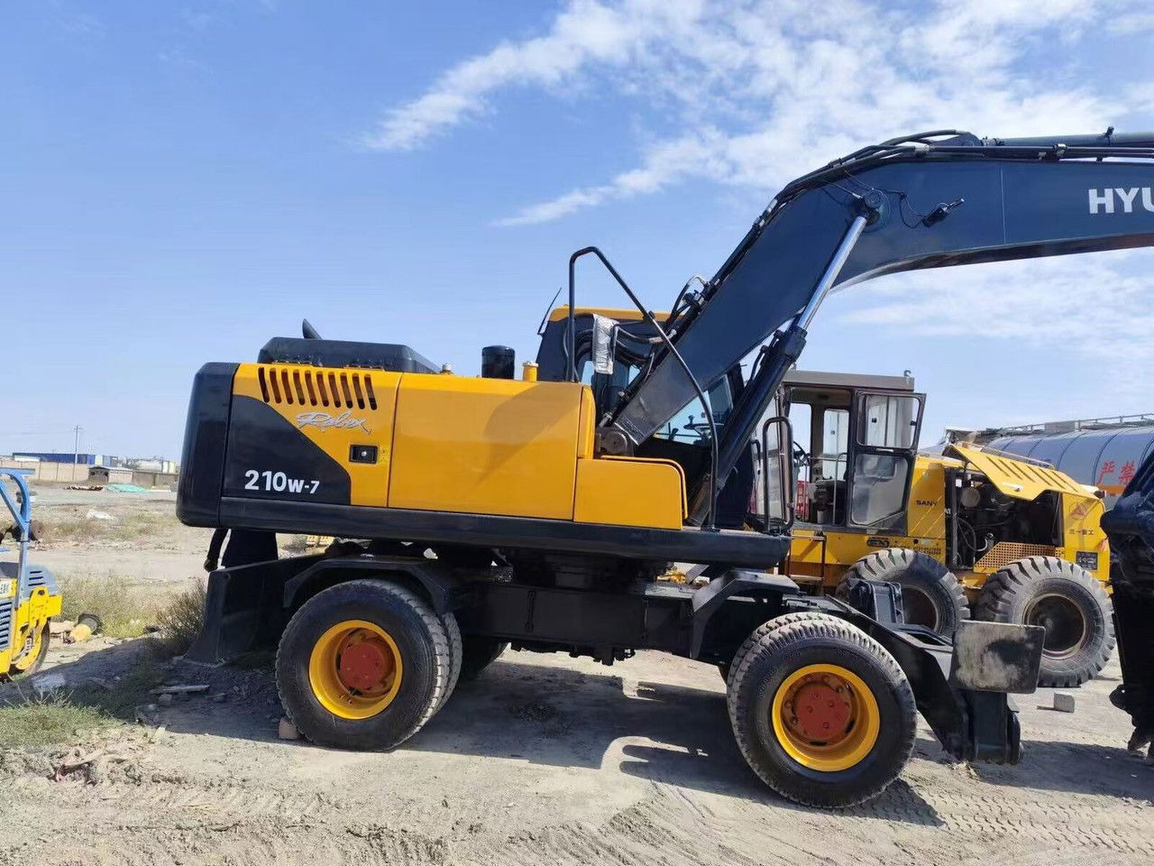 Hyundai R210-7 - Excavadora de ruedas: foto 1 Hyundai R210-7 - Excavadora de ruedas: foto 1