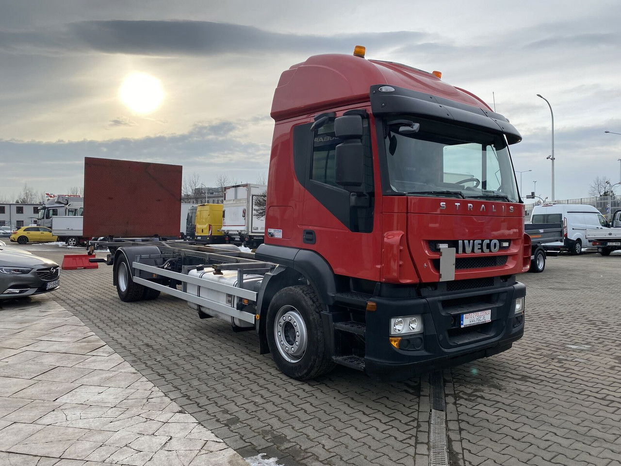 Iveco Stralis 360 AT 190 / Euro 5 / NEW Service / Long Frame - Camión chasis: foto 1 Iveco Stralis 360 AT 190 / Euro 5 / NEW Service / Long Frame - Camión chasis: foto 1