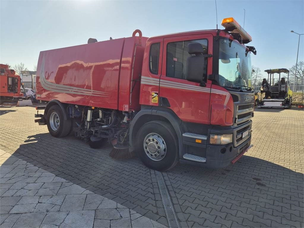 Scania P 230/ 4X2 / SWEEPER / JOHNSTON VX800 / SPRAYER / - Barredora vial: foto 5 Scania P 230/ 4X2 / SWEEPER / JOHNSTON VX800 / SPRAYER / - Barredora vial: foto 5