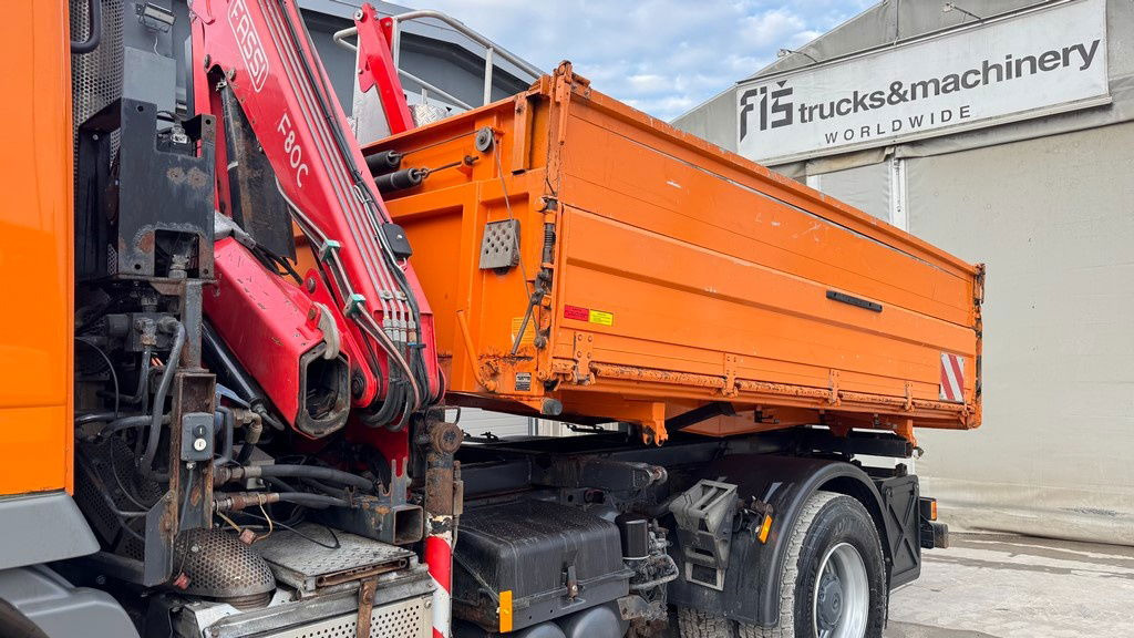 Mercedes-Benz Actros 1832 AK tipper 4x4 - crane Fassi 9.2M - remote control - Camión volquete: foto 3 Mercedes-Benz Actros 1832 AK tipper 4x4 - crane Fassi 9.2M - remote control - Camión volquete: foto 3