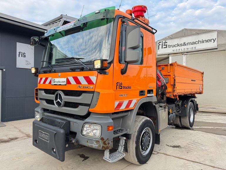 Mercedes-Benz Actros 1832 AK tipper 4x4 - crane Fassi 9.2M - remote control - Camión volquete: foto 1 Mercedes-Benz Actros 1832 AK tipper 4x4 - crane Fassi 9.2M - remote control - Camión volquete: foto 1