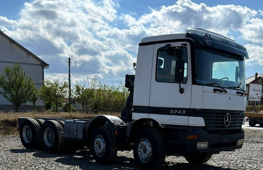 Mercedes-Benz Actros 3243 8x4 chassis - Camión chasis: foto 2 Mercedes-Benz Actros 3243 8x4 chassis - Camión chasis: foto 2