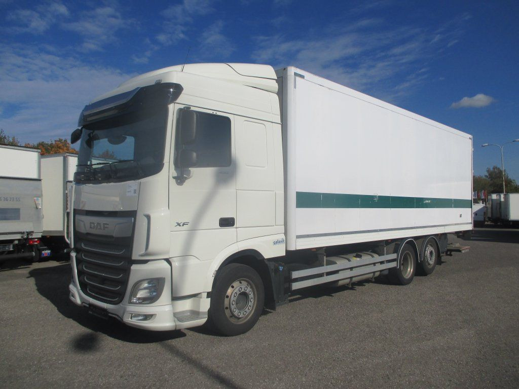 DAF XF 480, 6x2, - Camión caja cerrada: foto 1 DAF XF 480, 6x2, - Camión caja cerrada: foto 1