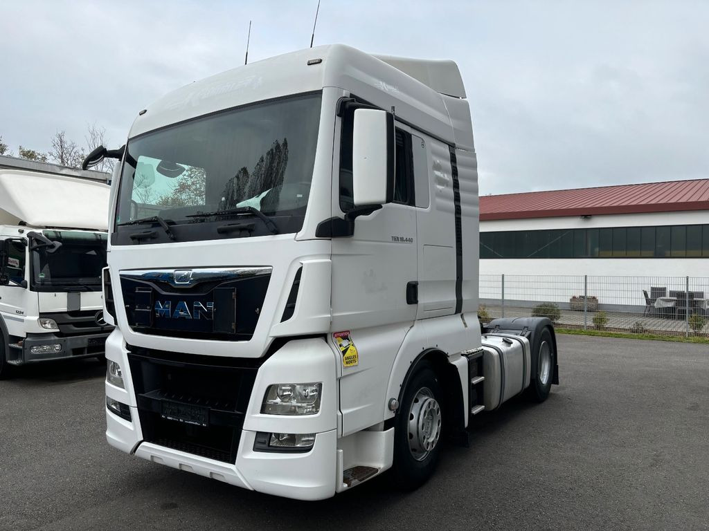 MAN TGX 18.440 480 Retarder/NAVI/2 Tanks/Standheiz MAN TGX 18.440 480 Retarder/NAVI/2 Tanks/Standheiz - Cabeza tractora: foto 1 MAN TGX 18.440 480 Retarder/NAVI/2 Tanks/Standheiz MAN TGX 18.440 480 Retarder/NAVI/2 Tanks/Standheiz - Cabeza tractora: foto 1