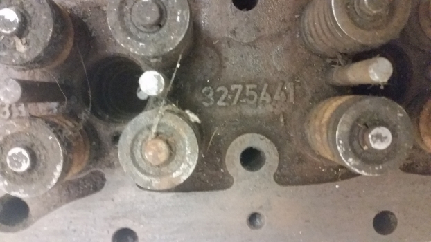 Cummins Engine Cylinder Head 3275441 - Cabezal de bloque para Tractor: foto 2 Cummins Engine Cylinder Head 3275441 - Cabezal de bloque para Tractor: foto 2