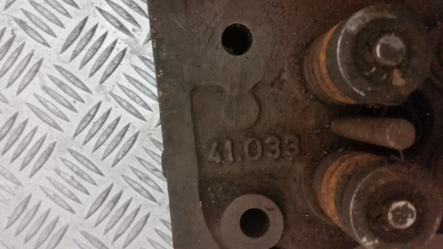 Cummins Engine Cylinder Head 3275441 - Cabezal de bloque para Tractor: foto 3 Cummins Engine Cylinder Head 3275441 - Cabezal de bloque para Tractor: foto 3