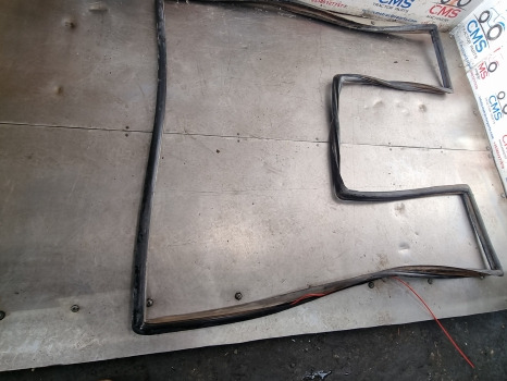 Fiat F, F-dt Series, F100, F140dt, F120, F120dt Windscreen Gasket Seal 5161843 - Ventana y piezas: foto 4 Fiat F, F-dt Series, F100, F140dt, F120, F120dt Windscreen Gasket Seal 5161843 - Ventana y piezas: foto 4