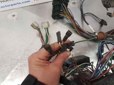 Ford 10, 6610, 5610, 4610 Series Ap Cab Wirring Loom E2nn7z36ab - Cables/ Alambres para Tractor: foto 3 Ford 10, 6610, 5610, 4610 Series Ap Cab Wirring Loom E2nn7z36ab - Cables/ Alambres para Tractor: foto 3