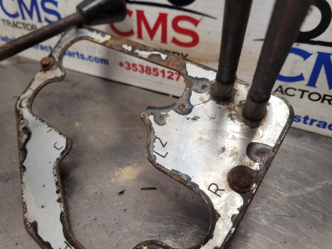 Ford 10 Series, Sq Cab Gear Change Panel With Loader Lever With Cable - Palanca de cambio para Tractor: foto 5 Ford 10 Series, Sq Cab Gear Change Panel With Loader Lever With Cable - Palanca de cambio para Tractor: foto 5