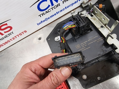 John Deere 6145r, 6r Series, Ecu Multi Functional Controller Al210192, Al211937 - Unidad de control: foto 4 John Deere 6145r, 6r Series, Ecu Multi Functional Controller Al210192, Al211937 - Unidad de control: foto 4
