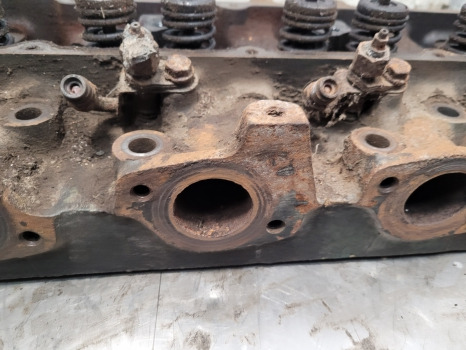 John Deere 6600, 6506, 6800, 6900 Engine Cylinder Head R112747, Re48617 - Cabezal de bloque: foto 4 John Deere 6600, 6506, 6800, 6900 Engine Cylinder Head R112747, Re48617 - Cabezal de bloque: foto 4